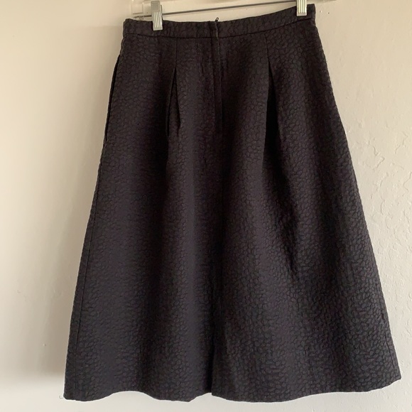 H&M black textured A line pleated skirt - size 6 - Picture 4 of 7